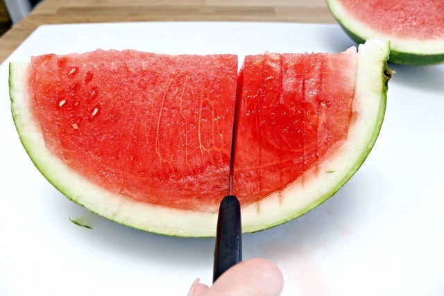 Ετσι θα κόψετε το καρπούζι εύκολα και γρήγορα (βίντεο)